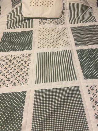 Colcha patchwork verde y blanco con fundas