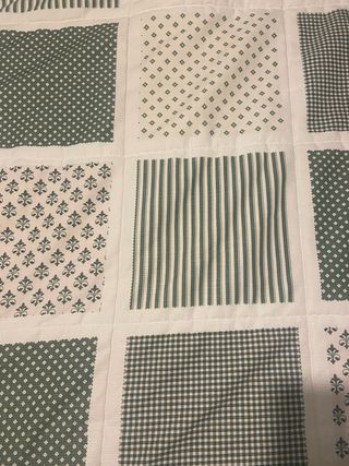 Colcha patchwork verde y blanco con fundas