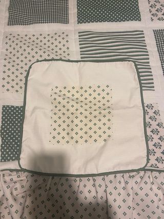 Colcha patchwork verde y blanco con fundas