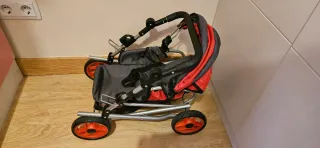 Carrito de muñecas rojo y gris. 64 cm de alto.