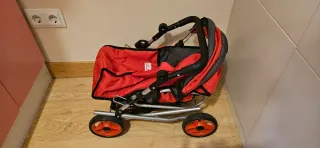 Carrito de muñecas rojo y gris. 64 cm de alto.