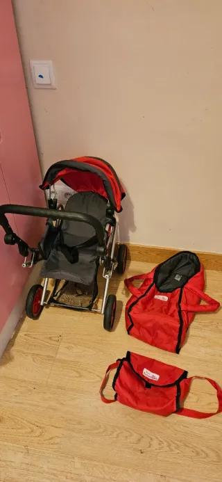 Carrito de muñecas rojo y gris. 64 cm de alto.