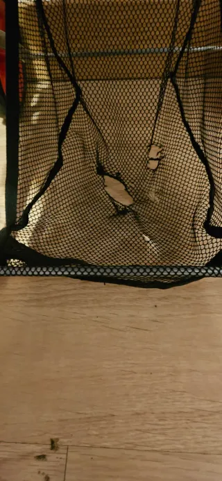 Carrito de muñecas rojo y gris. 64 cm de alto.