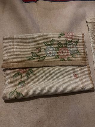 Alfombras de tela beige y rosa