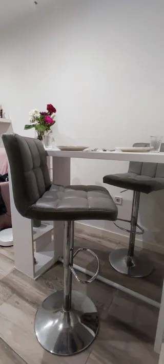 Mesa alta tipo barra con 2 taburetes