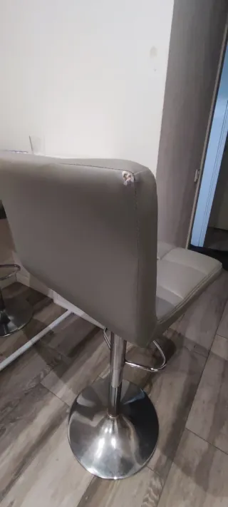 Mesa alta tipo barra con 2 taburetes