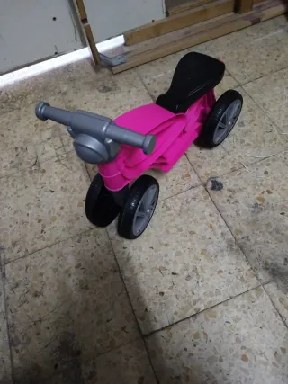 Moto de juguete rosa