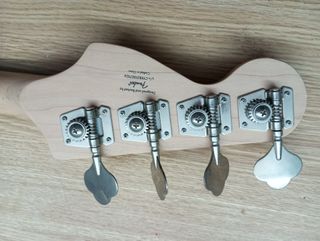 Squier Jazz Bass Affinity.