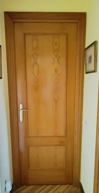 Puerta doble de madera con cristal