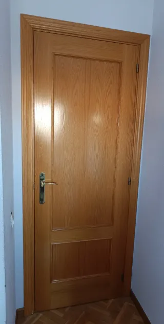 Puerta doble de madera con cristal