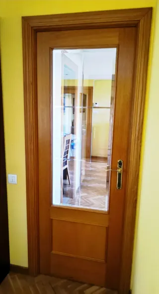 Puerta doble de madera con cristal