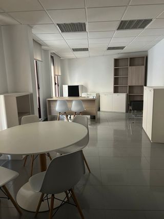 Muebles de oficina madera y blanco