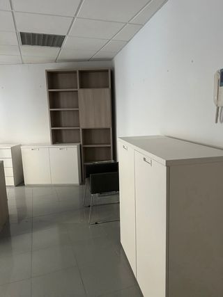 Muebles de oficina madera y blanco