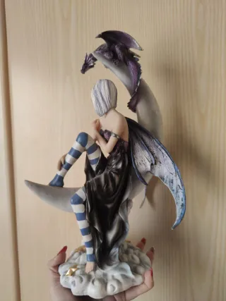 Fata Les Alpes su luna con draghetto