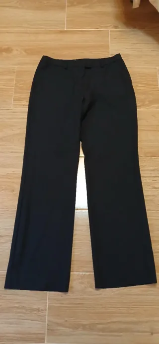 Pantalón de vestir negro con cinturón.