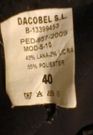 Pantalón de vestir negro con cinturón.