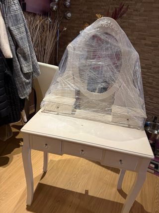 Tocador blanco con espejo ovalado y 3 cajones