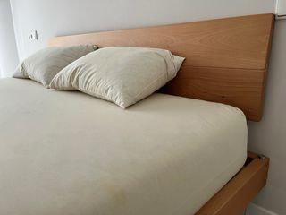 Cama 1.60x2.00m con cabecero y mesillas.