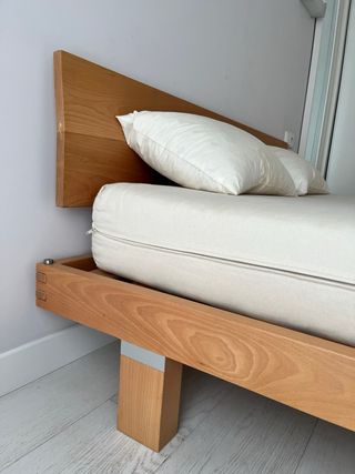 Cama 1.60x2.00m con cabecero y mesillas.