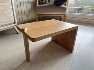 Cama 1.60x2.00m con cabecero y mesillas.