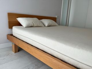 Cama 1.60x2.00m con cabecero y mesillas.