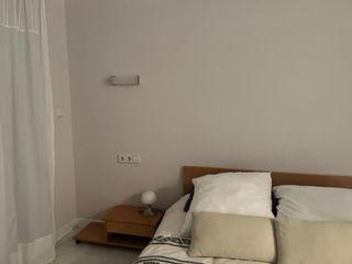 Cama 1.60x2.00m con cabecero y mesillas.