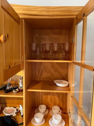 Aparador vitrina de madera maciza – Nuevo