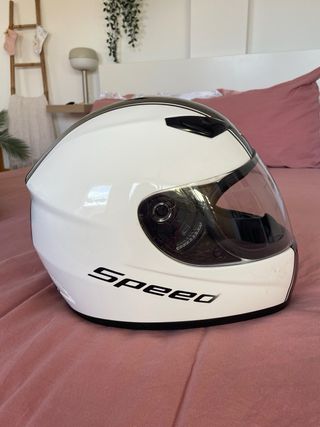 Casco de moto blanco y negro