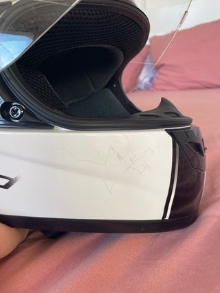 Casco de moto blanco y negro