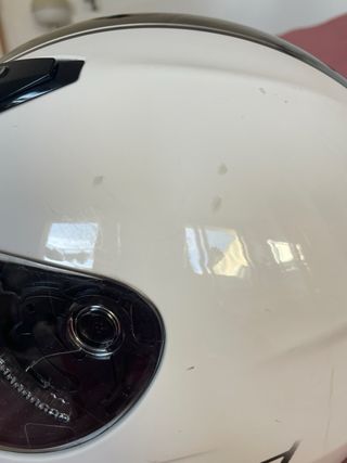 Casco de moto blanco y negro