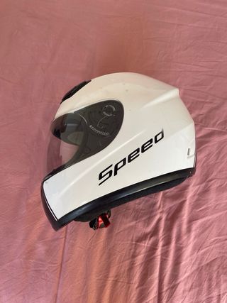 Casco de moto blanco y negro