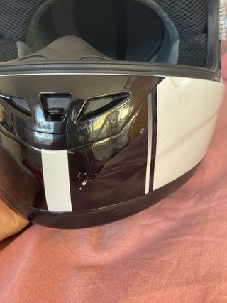 Casco de moto blanco y negro