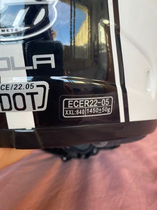 Casco de moto blanco y negro