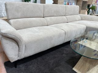 Sofá chaise longe con diseño actual y elegante