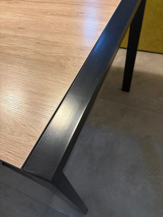 Mesa estilo industrial conglomerado y metal