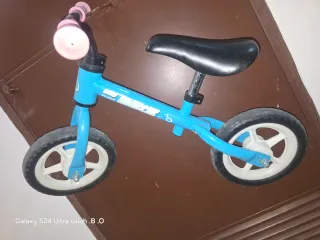 Bici de equilibrio azul para niños