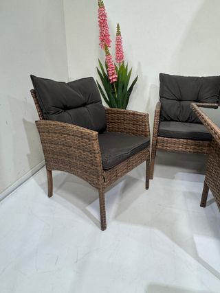 Conjunto de jardín en ratán con mesa de cristal
