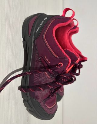 Botas de montaña moradas y rosas