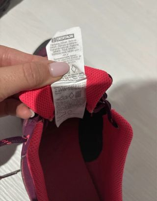 Botas de montaña moradas y rosas