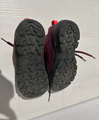 Botas de montaña moradas y rosas