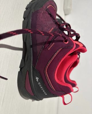 Botas de montaña moradas y rosas