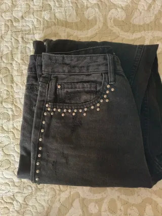 Pantalón vaquero negro con tachas