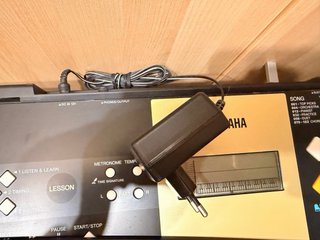 Teclado Yamaha YPT-220. con atril y soporte