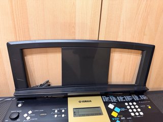 Teclado Yamaha YPT-220. con atril y soporte