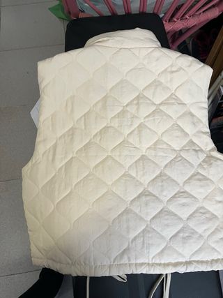 Chaleco acolchado Stradivarius beige Talla M