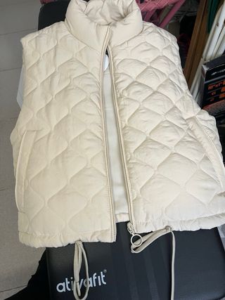 Chaleco acolchado Stradivarius beige Talla M