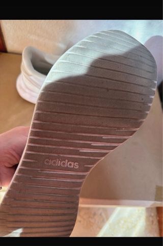 Zapatillas Adidas Beige y Blancas