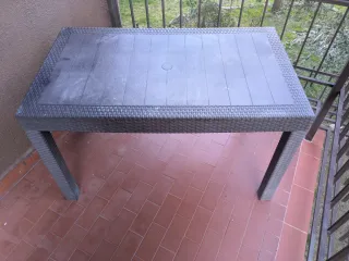 Mesa de exterior de plástico y ratán