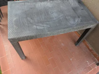 Mesa de exterior de plástico y ratán
