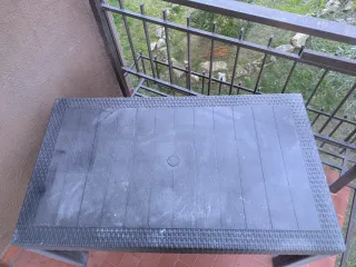 Mesa de exterior de plástico y ratán